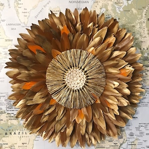 JUJUHAT “MILLE FEUX” – Wall decoration in brown, orange and gold feathers • Gold raffia & cowrie shells • 50, 65 or 80 cm