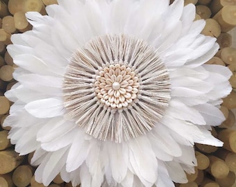 JUJUHAT « PRÉCIEUX » BLANC avec son raphia blanc et ses coquillages cauris