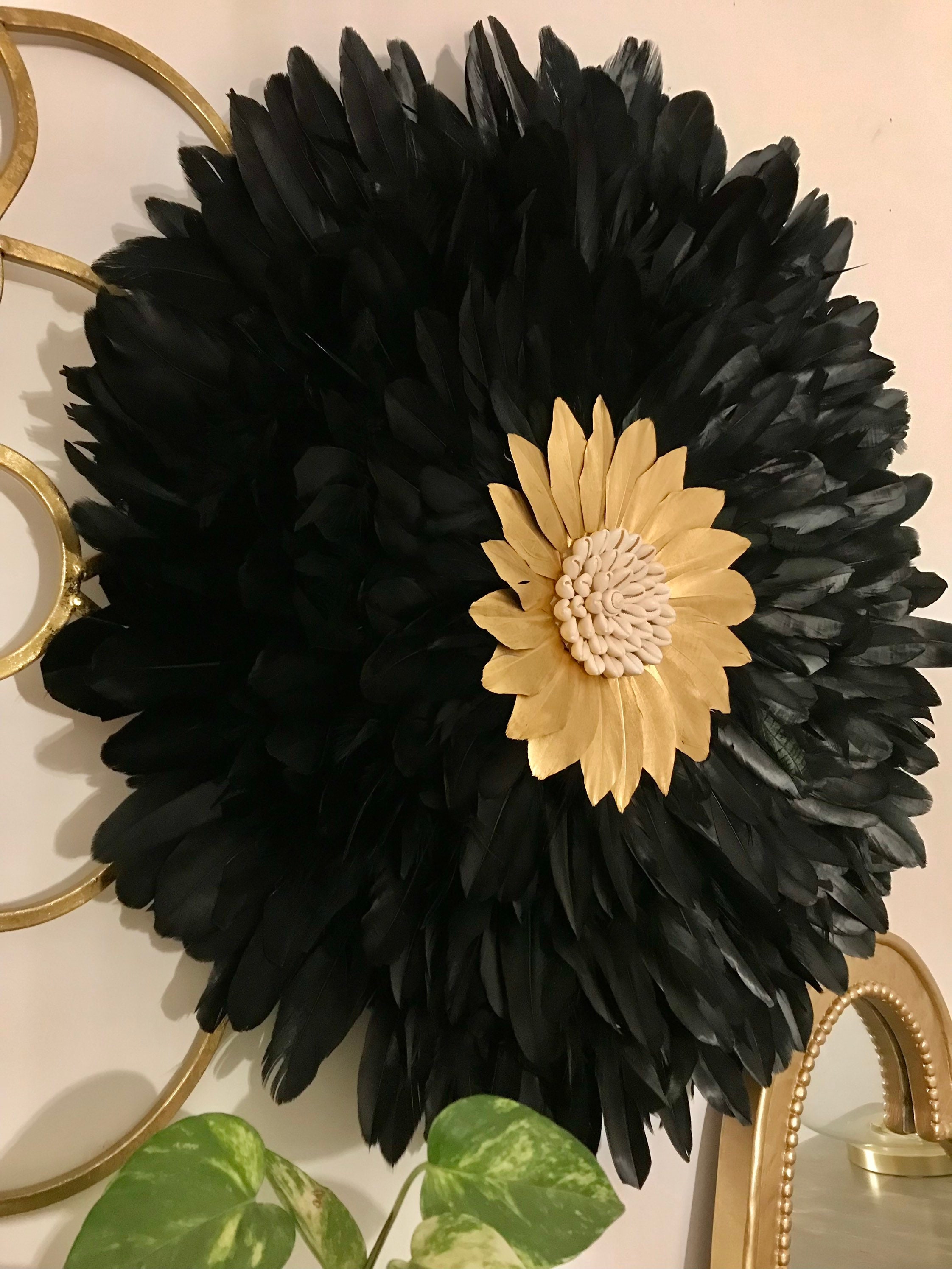 Jujuhat L'incandescent en Plumes Noires et Dorées Son Coeur Coquillages Cauris