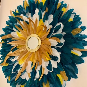 Chapéu Juju “LE ALBA” – Penas azuis de pato, amarelo mostarda e brancas – Espelho de latão dourado – Decoração de parede étnica chique – Feito à mão