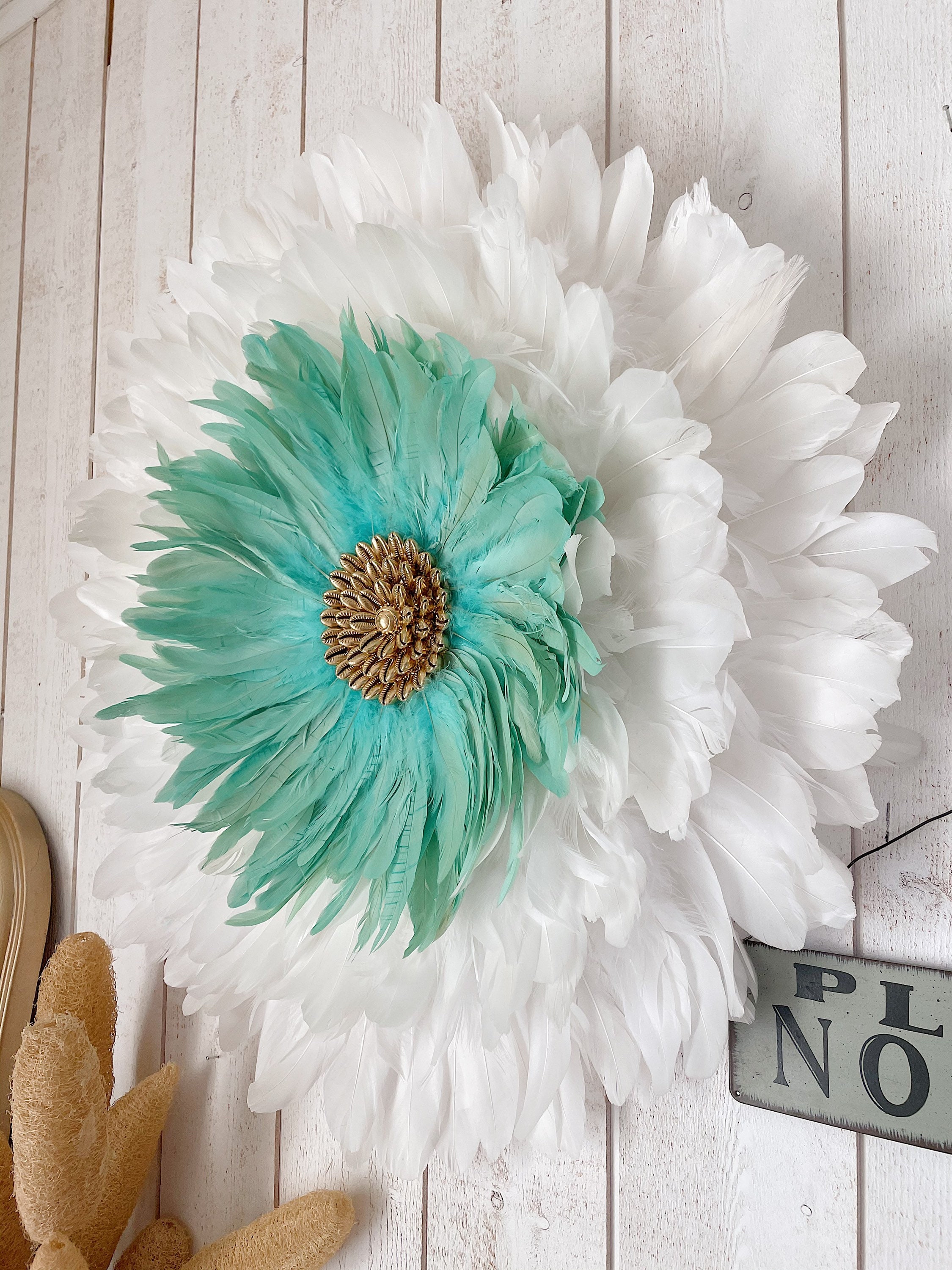 Jujuhat Le Chloé en Plumes Blanches, Vert d'eau, et Ses Coquillages Cauris Dorés