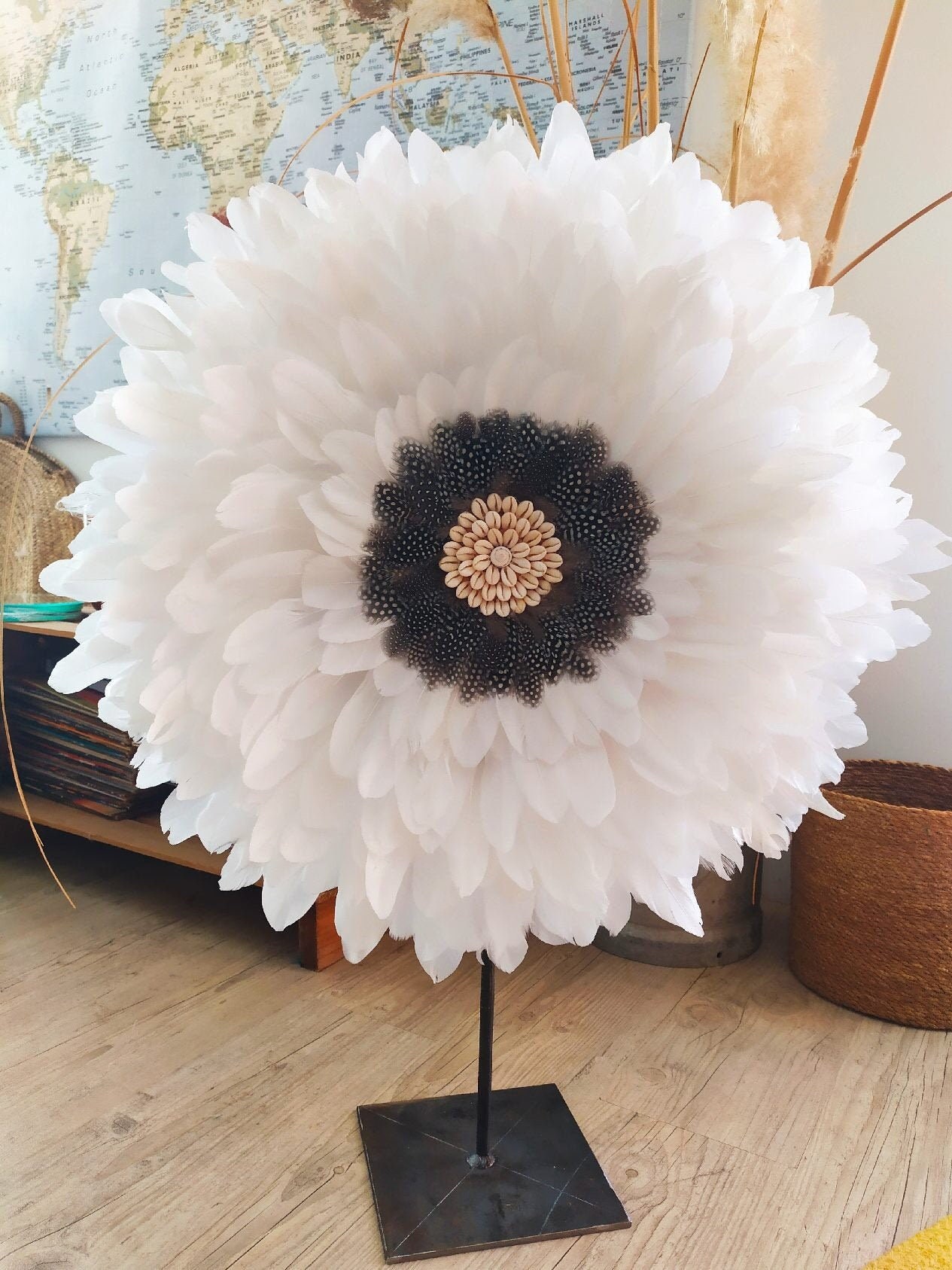 Jujuhat Classic Blanc avec Son Cœur en Plumes Tachetées et Ses Coquillages Cauris