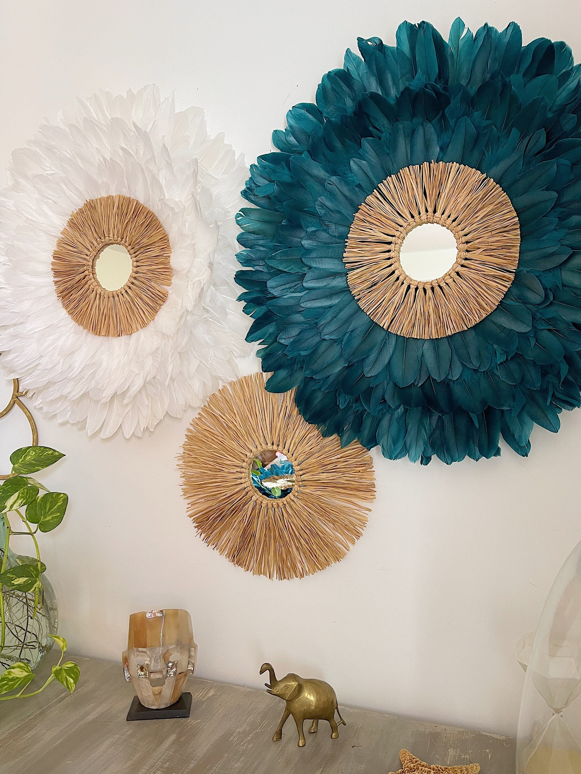 TRIO “SANTORIN” jujuhats in white and blue feathers and their mirrors in natural raffia