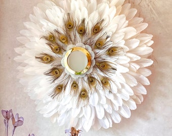 Juju Hat « LE NAQQÂRA WHITE » – Plumes blanches et paon doré, miroir en laiton doré orné de nacres (65 ou 80 cm)