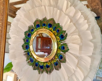 JUJUHAT “LE SATURNIA” in white feathers and peacock feathers with its gilded brass mirror