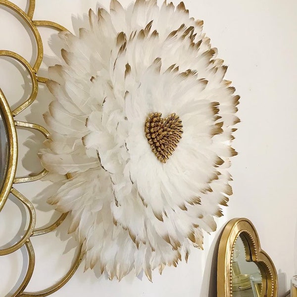 Jujuhat « L’ AMOUREUX » en plumes blanches et dorées et son coeur en coquillages cauris dorés