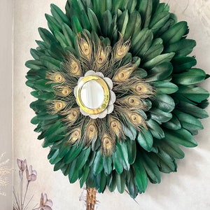 JujuHat “LE NAQQÂRA GREEN” – Green feathers and peacock feathers – Gilded brass and mother-of-pearl mirror – Handcrafted wall decoration