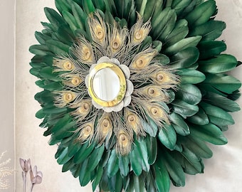 JujuHat “LE NAQQÂRA GREEN” – Green feathers and peacock feathers – Gilded brass and mother-of-pearl mirror – Handcrafted wall decoration