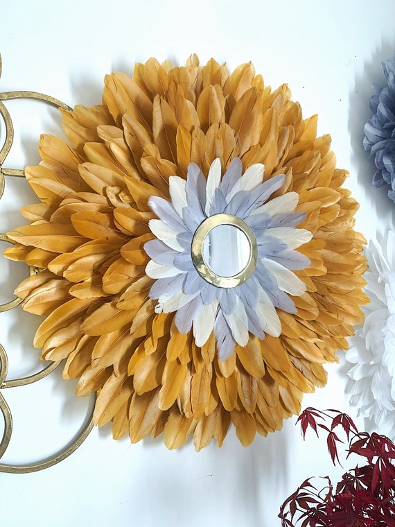 JUJUHAT « NATACHA » jaune et gris – Déco murale bohème en plumes naturelles, miroir doré et coquillages cauris
