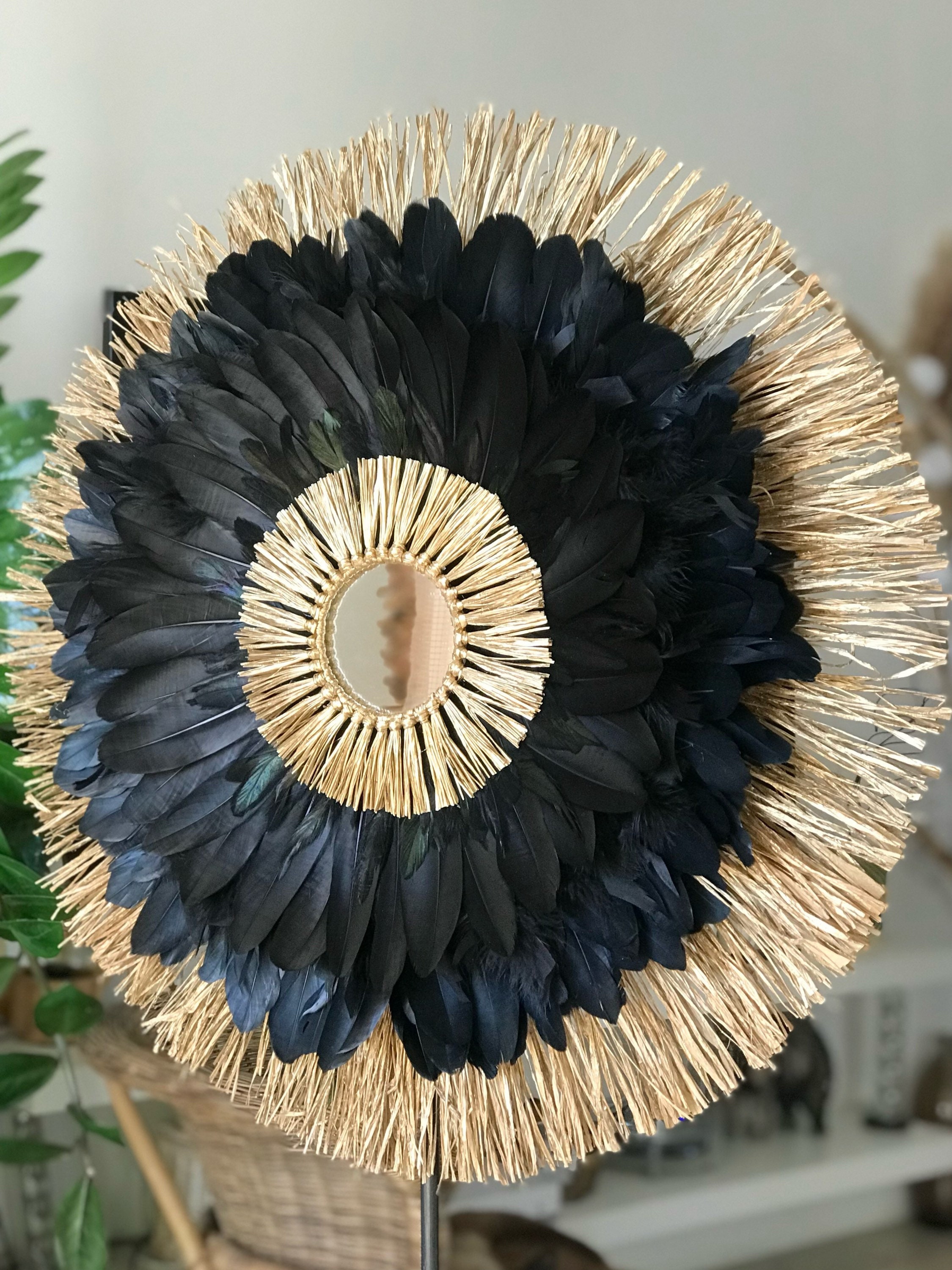 Jujuhat Le Nubian avec Ses Plumes Noires et Son Raphia Doré