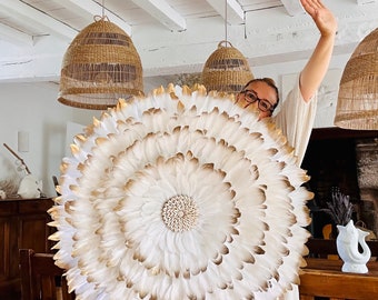 Jujuhat  “Golden White” – décoration murale artisanale en plumes blanches, doré et cauris naturels