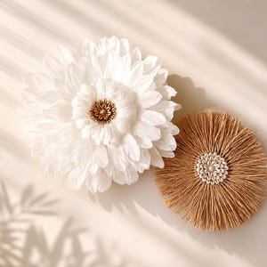 THE PACIFIC DUO – Juju Hat white with feathers & gold cowrie shells 50/65 cm + raffia wall decoration 35 cm – natural boho chic decor