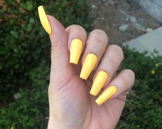 Buy Yellow Daisy French Tipped Hand Painted Press on Nails, Medium Almond,  Set of 24 Nails Online in India - Etsy