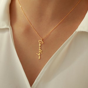 Collar con nombre personalizado chapado en oro de 18 quilates. Delicado collar con nombre. Regalo de cumpleaños para ella. Regalo para mamá. Regalo para el Día de la Madre.