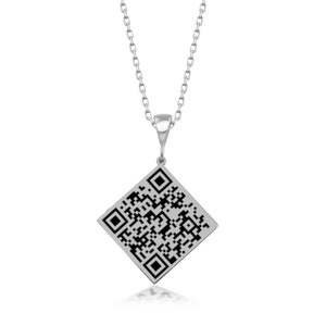 Könnte beinhalten: Eine silberne Kettenkette mit einem quadratischen Anhänger mit einem schwarz-weißen QR-Code.