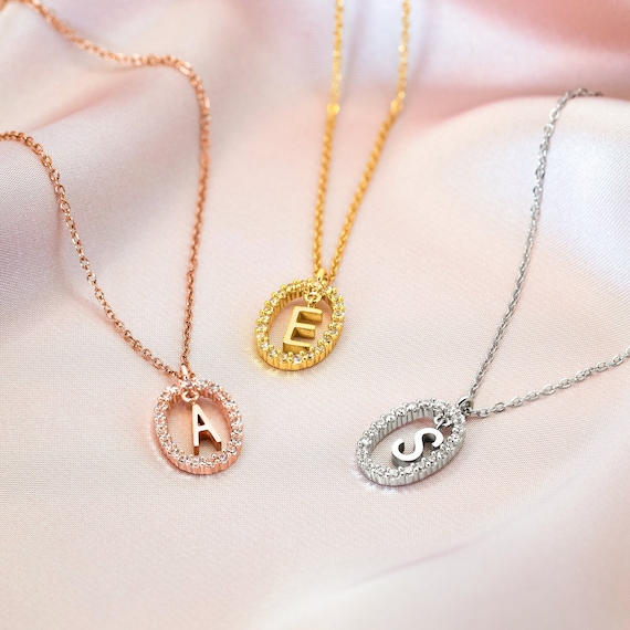 Collier Pendentif Lettre Gravée GOOD.desings - Argenté, Acier Inoxydable, Longueur Ajustable 40+5cm