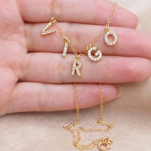 Collar de cadena con nombre y letras con piedras de circonitas | Joyería inicial personalizada | Regalo del Día de la Madre de plata 925 bañada en oro de 14k.