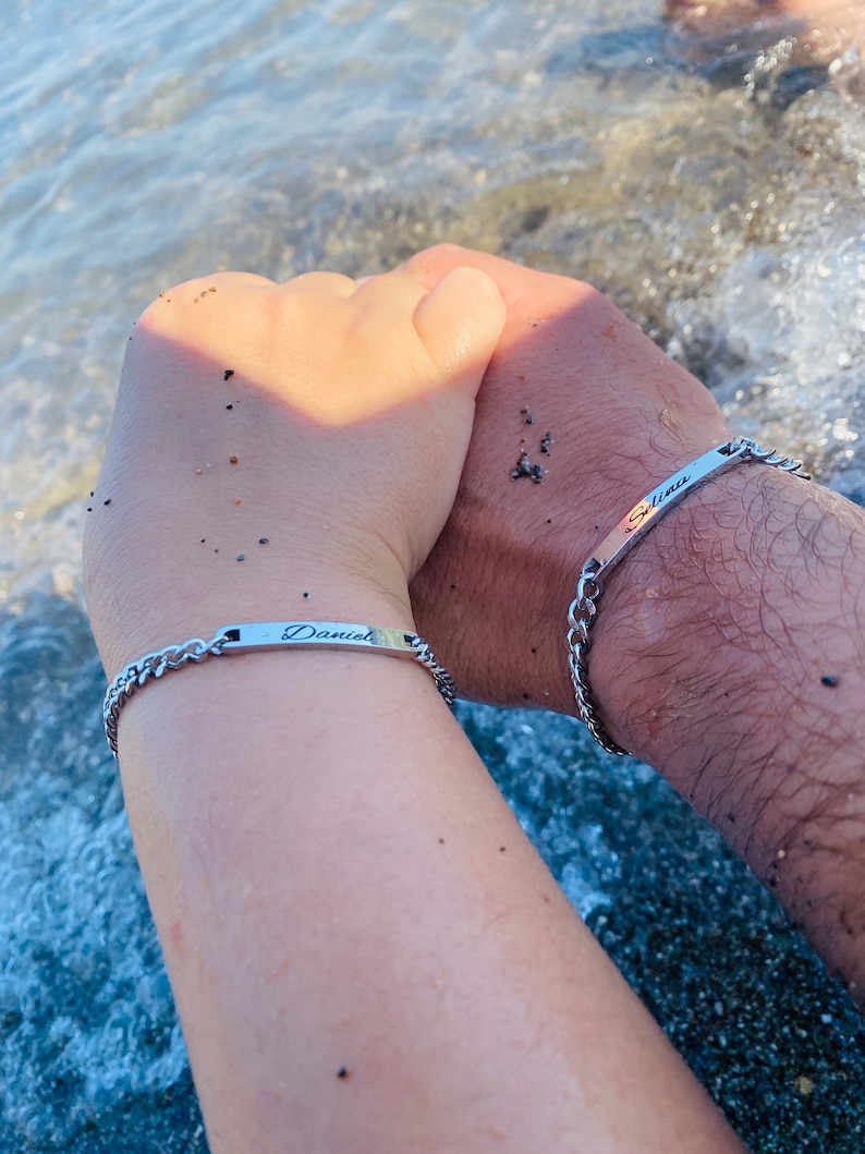 Gepersonaliseerde zilveren partnerarmband van roestvrij staal met gewenste tekstgravure armband voor koppels man en vrouw hanger Moederdagcadeau afbeelding 2