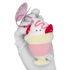 Y2K Deadstock New Round Eyes Maskottchen Plüsch Schlüsselanhänger - Erdbeer-Sundae