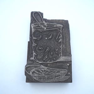 Bloque de impresión tipográfica de cestas de cubo vintage: metal sobre madera