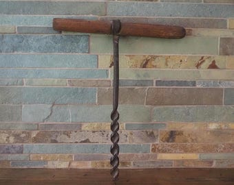 Tarière ancienne à poignée en T, outil rustique primitif