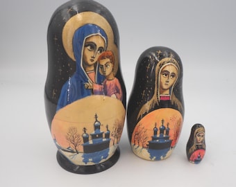 Vintage  Russian Matryoshka Nesting Doll Set of Five