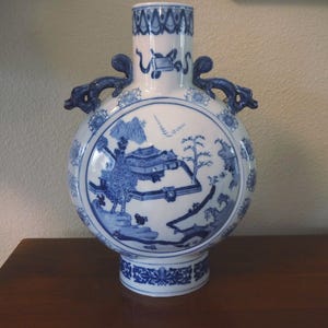 ヴィンテージ中国製月形磁器花瓶、龍の取っ手付き、シノワズリー