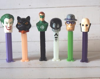 Vintage pez-dispensers: joker, zwarte kat, groene lantaarn, meer