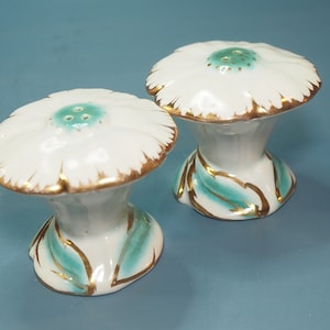 Vintage Flower Shakers Collectible Salt and Pepper Cottage Kitchen