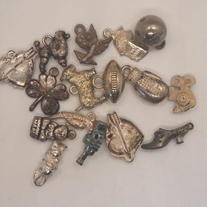 Amuletos Cracker Jack Vintage Prêmios Plásticos Vendidos Separadamente Amuletos Pequenos em Tom Prateado Amuletos Kitsch