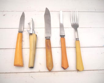 Vintage bakelieten gebruiksvoorwerpen met bakelieten handvat