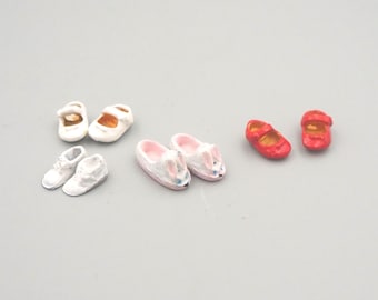 Set di quattro scarpe in miniatura per casa delle bambole, scarpe da bambino, pantofole da coniglio, metallo, vintage