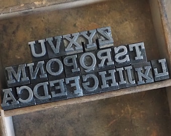 ヴィンテージ活版印刷の大文字と小文字、数字と句読点 高さ 1/2 インチ