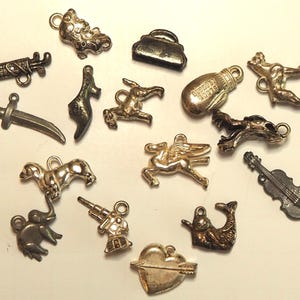 Amuletos Cracker Jack Vintage Prêmios Metal e Plástico Vendidos Separadamente Amuletos Pequenos em Tom de Prata Amuletos Kitsch