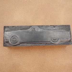 Bloque de impresión de metal sobre madera para sedán convertible vintage