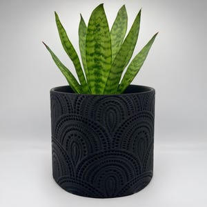 Textured Modern Indoor Planter – Black or White Decorative Pot for Houseplants