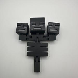 Pode incluir: Uma figura Minecraft Wither preta impressa em 3D com três cabeças e um corpo esquelético.