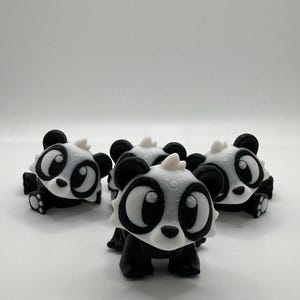 3D Printed Articulated Panda Figurine: Movable Desk Decor