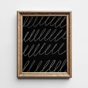 Może przedstawiać: Czarno-biały wydruk w ramie z powtarzającym się wzorem kursywnych liter na czarnym tle.