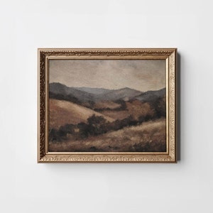 Könnte beinhalten: Ein gerahmtes Gemälde einer Landschaft mit sanften Hügeln und Bäumen in Braun- und Grüntönen. Der Himmel ist in einem gedämpften Grau gehalten.