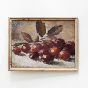 Peut inclure: Une peinture encadrée d'une nature morte avec un groupe de raisins rouges et violets dans un cadre en bois.