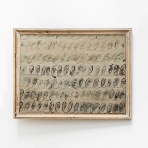 Puede incluir: Una pintura abstracta enmarcada con un fondo marrón claro y pinceladas negras en un patrón repetitivo.