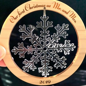 初婚/カップルのクリスマスオーナメント SVG ファイル | Glowforge カット ファイル | 吊り下げ式ホリデーオーナメント