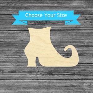 K&ouml;nnte beinhalten: Ein Holzausschnitt eines Hexenstiefels mit einer gebogenen Spitze und einem hohen Absatz. Der Text "Choose Your Size" wird auf einem blauen Banner &uuml;ber dem Stiefel angezeigt. Der Hintergrund ist eine graue Holzoberfl&auml;che.