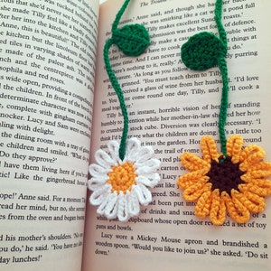 Handmade Crochet Daisy Bookmark – Cute Floral Book Lover Gift, Soft Yarn Flower Bookmark, Aesthetic Reading Accessory, Bookish Gift for Her