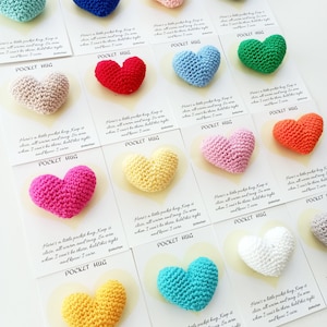 Corazón de abrazo de bolsillo de crochet, regalo pensando en ti, regalo de corazón pequeño, regalo de canasta de Navidad, hecho a mano, regalo de te extraño, regalo del día de San Valentín.