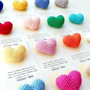 Câlin moulant, coeur câlin, cadeau de rentrée des classes, cadeau de demoiselle d'honneur, cadeau câlin au crochet, cadeau tu m'as manqué, cadeau de bulletin scolaire.