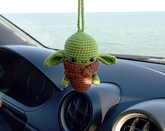 Breloque voiture extraterrestre au crochet : accessoire de rétroviseur amigurumi fait main, cadeau d'anniversaire