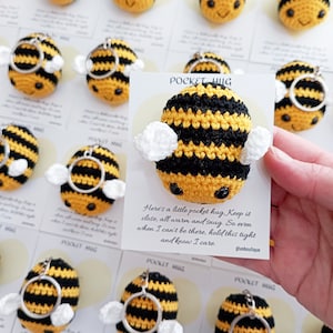 Abrazo de bolsillo de abeja, regalo de te extraño, regalo de abrazo de crochet, regalo de regreso a clases, primer día de clases, abrazo de bolsillo para niños, abrazo de crochet, pequeño abrazo.