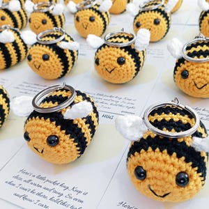 Abeja de peluche hecha a mano con forma de abrazo de bolsillo. Bonito regalo de abeja de peluche. Llavero o abrazo de abeja amigurumi. Un regalo para los amantes de las abejas.